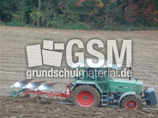 Traktor mit Pflug.jpg